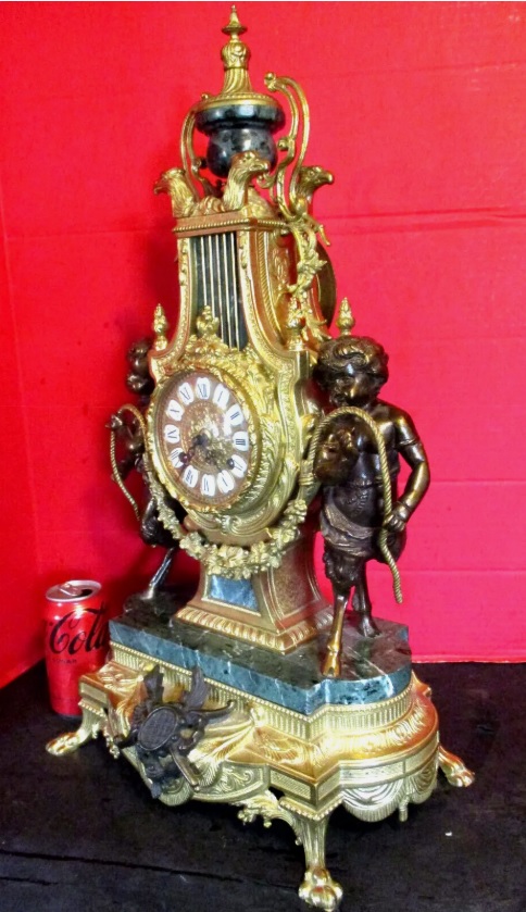 Antiguo Reloj Imperial decorativo con querubines en metal y mármol verde