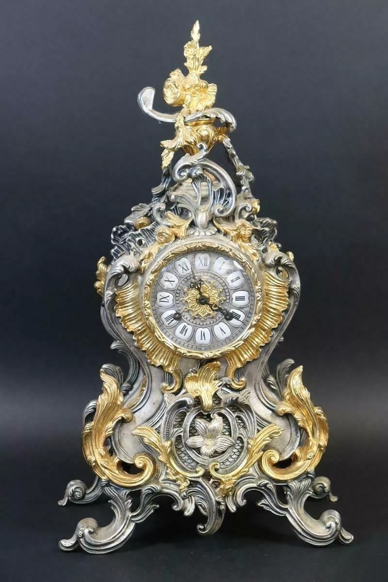 Antiguo Reloj Imperial estilo Rococo elaborado en latón sólido