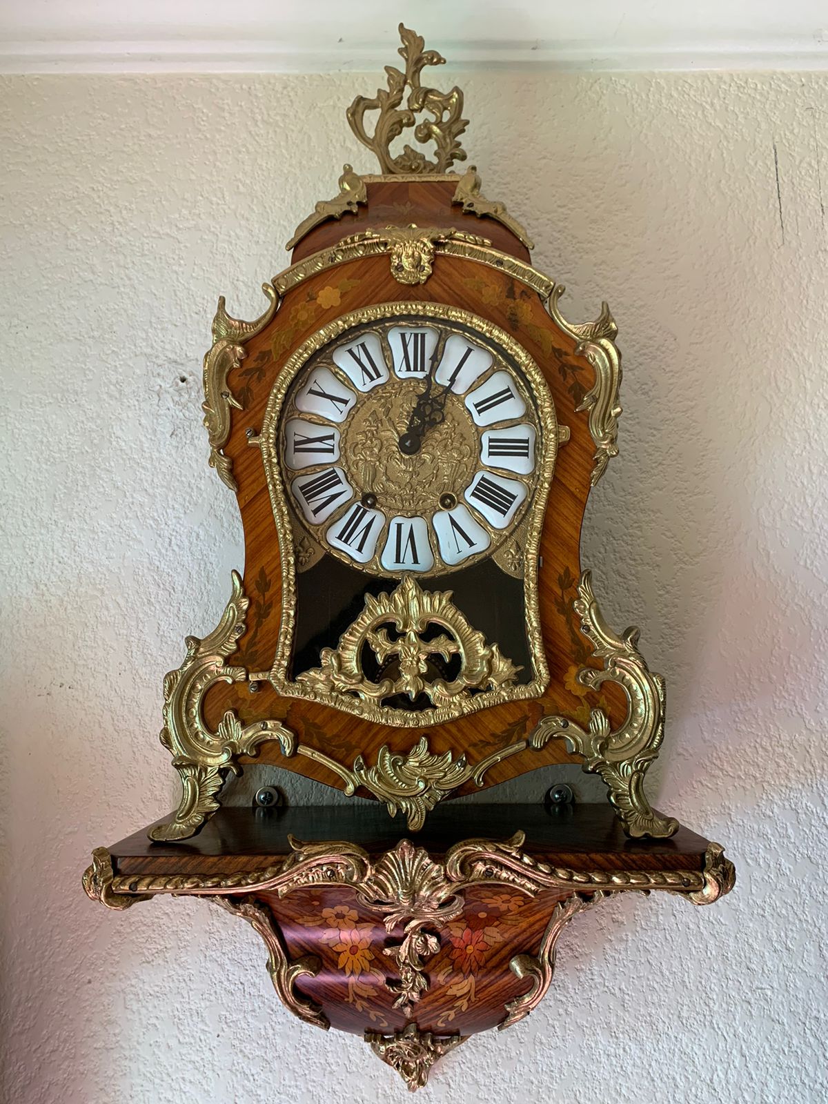 Antiguo Reloj Imperial alemán, mecánico fabricado en madera y repisa del mismo estilo en madera