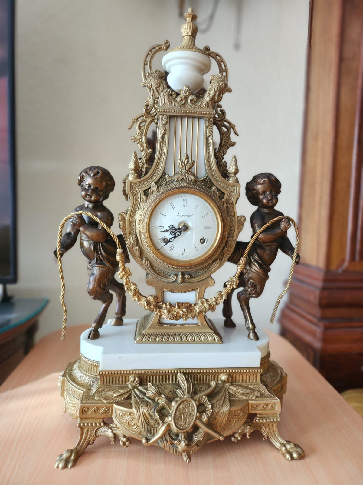 Antiguo Reloj Imperial decorativo con querubines en metal y mármol blanco