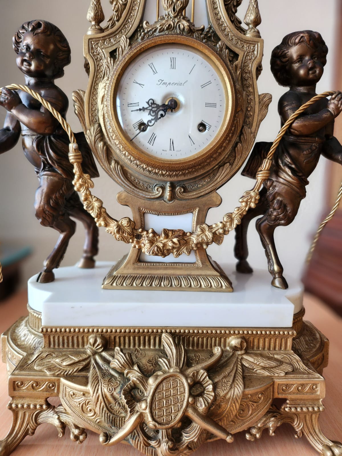 Antiguo Reloj Imperial decorativo con querubines en metal y mármol blanco
