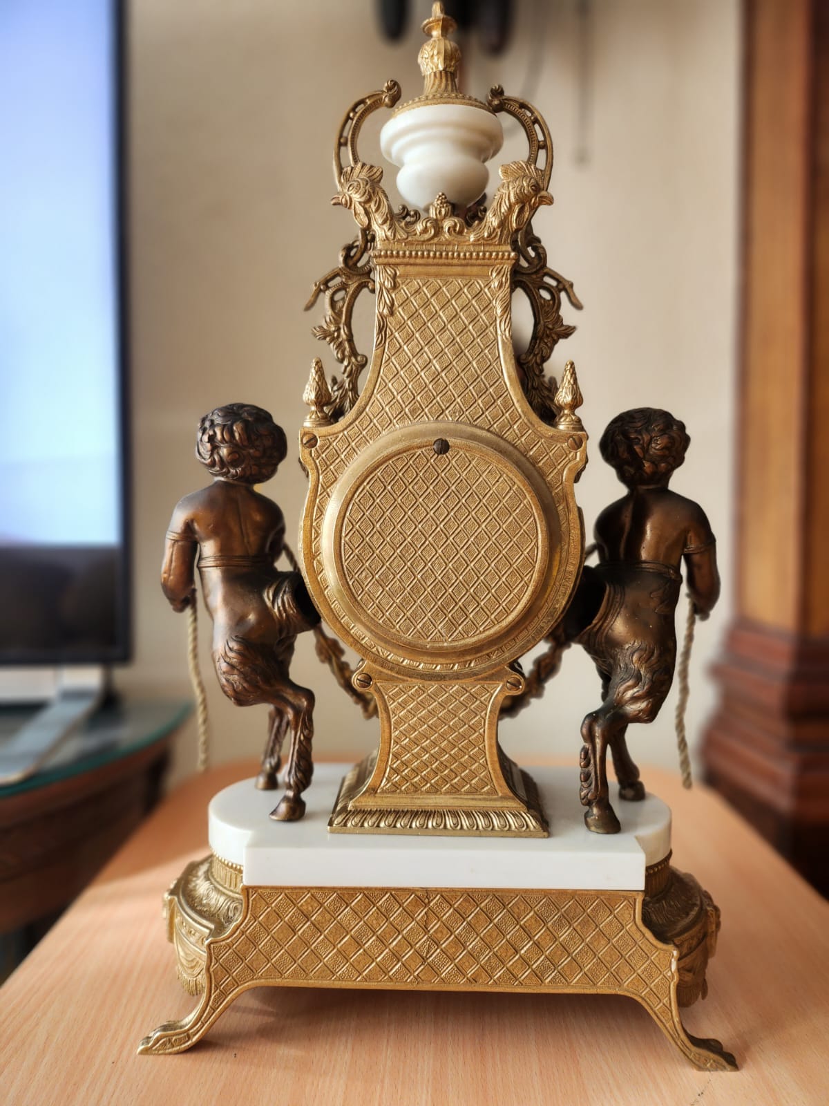 Antiguo Reloj Imperial decorativo con querubines en metal y mármol blanco
