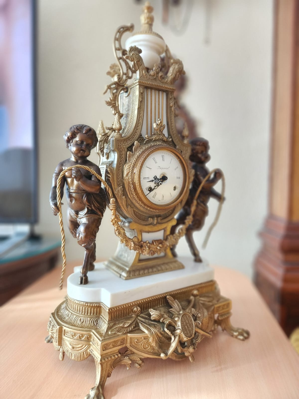 Antiguo Reloj Imperial decorativo con querubines en metal y mármol blanco