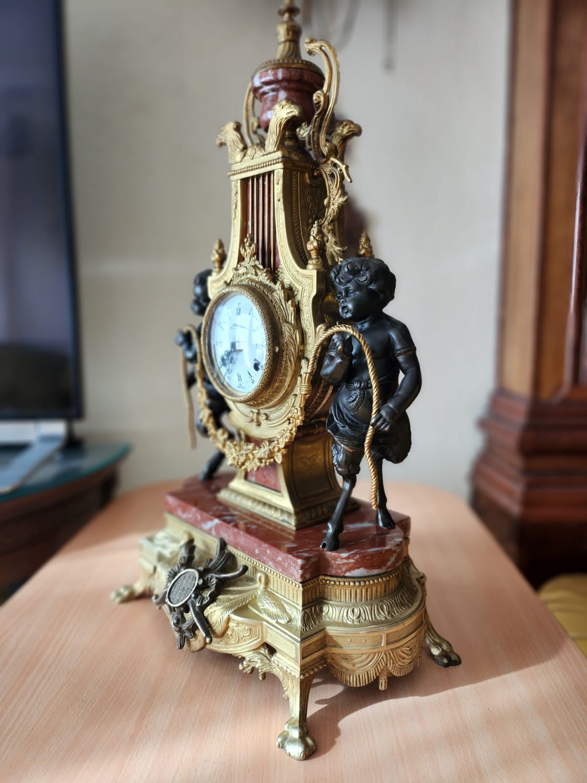 Antiguo Reloj Imperial decorativo con querubines en metal y mármol rojo
