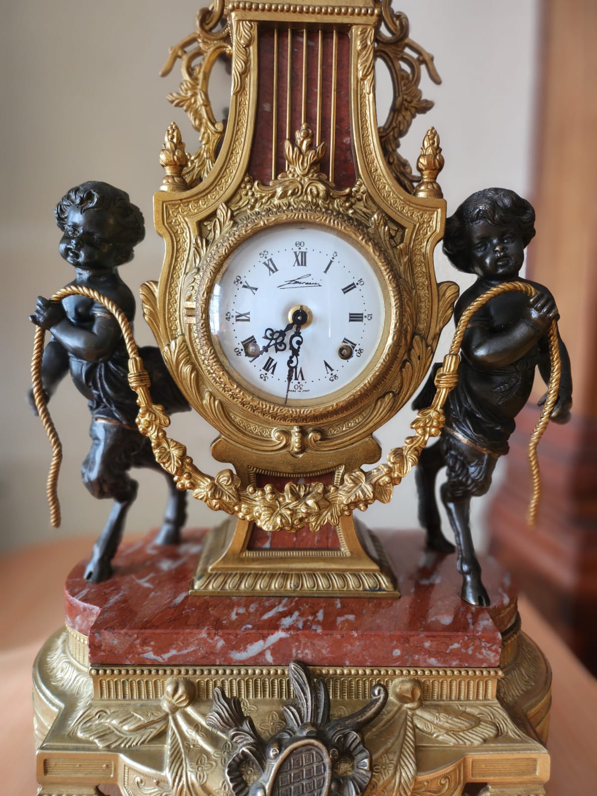 Antiguo Reloj Imperial decorativo con querubines en metal y mármol rojo