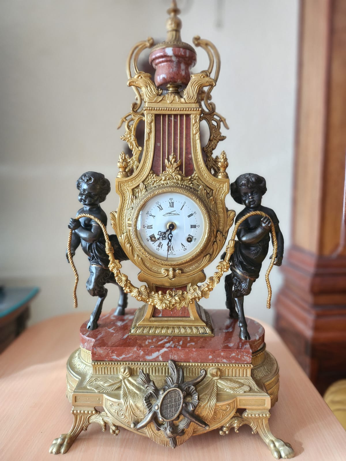Antiguo Reloj Imperial decorativo con querubines en metal y mármol rojo