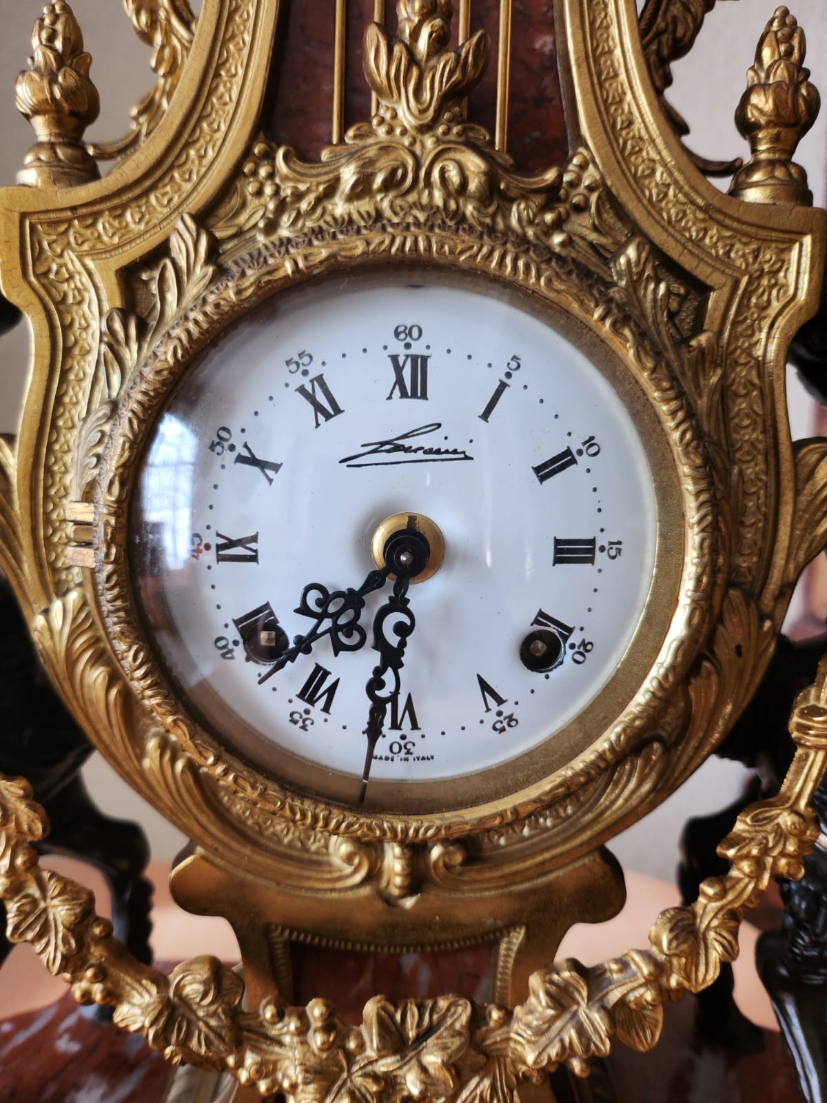 Antiguo Reloj Imperial decorativo con querubines en metal y mármol rojo