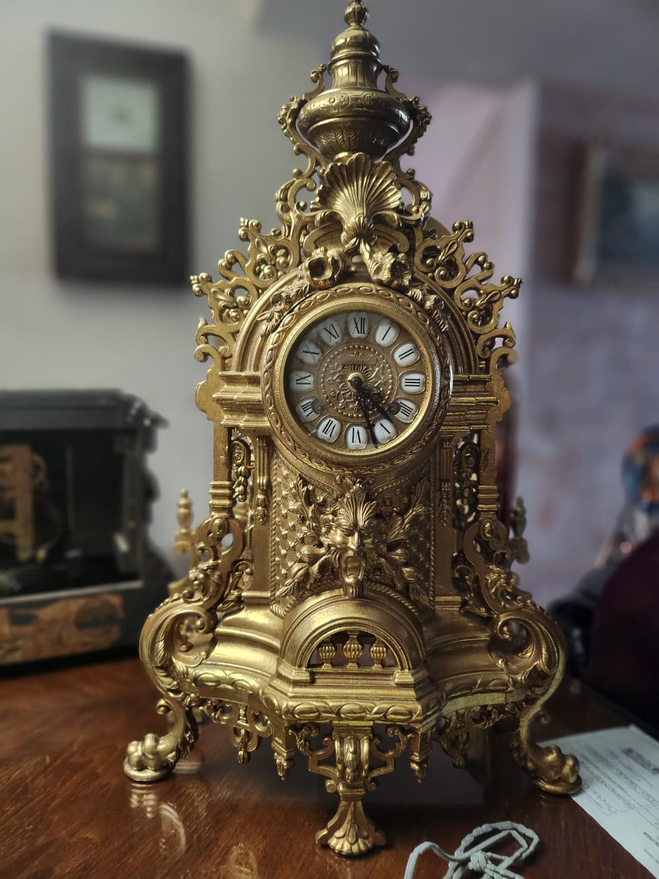 Antiguo Reloj imperial de gran tamaño en latón macizo