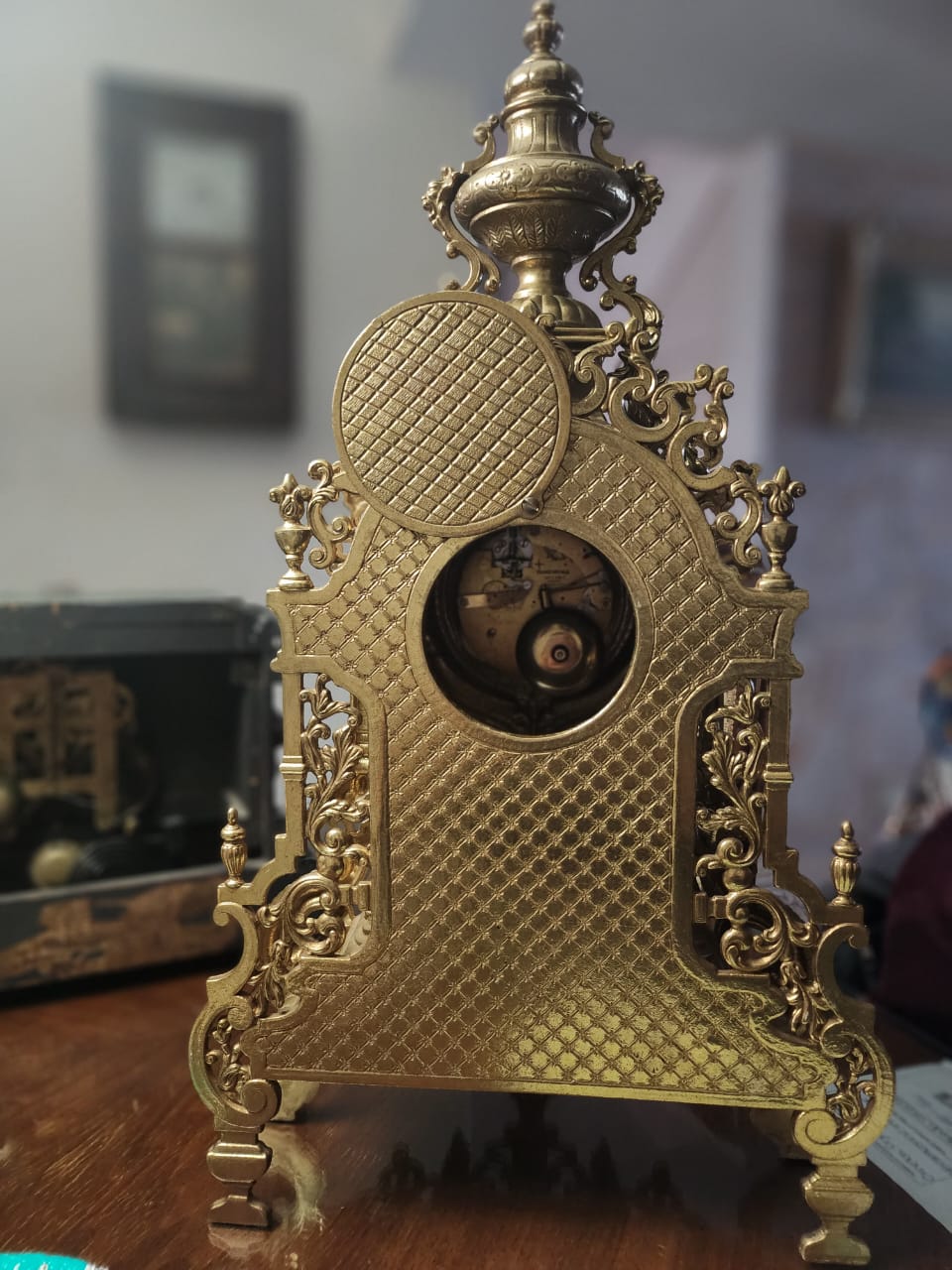 Antiguo Reloj imperial de gran tamaño en latón macizo