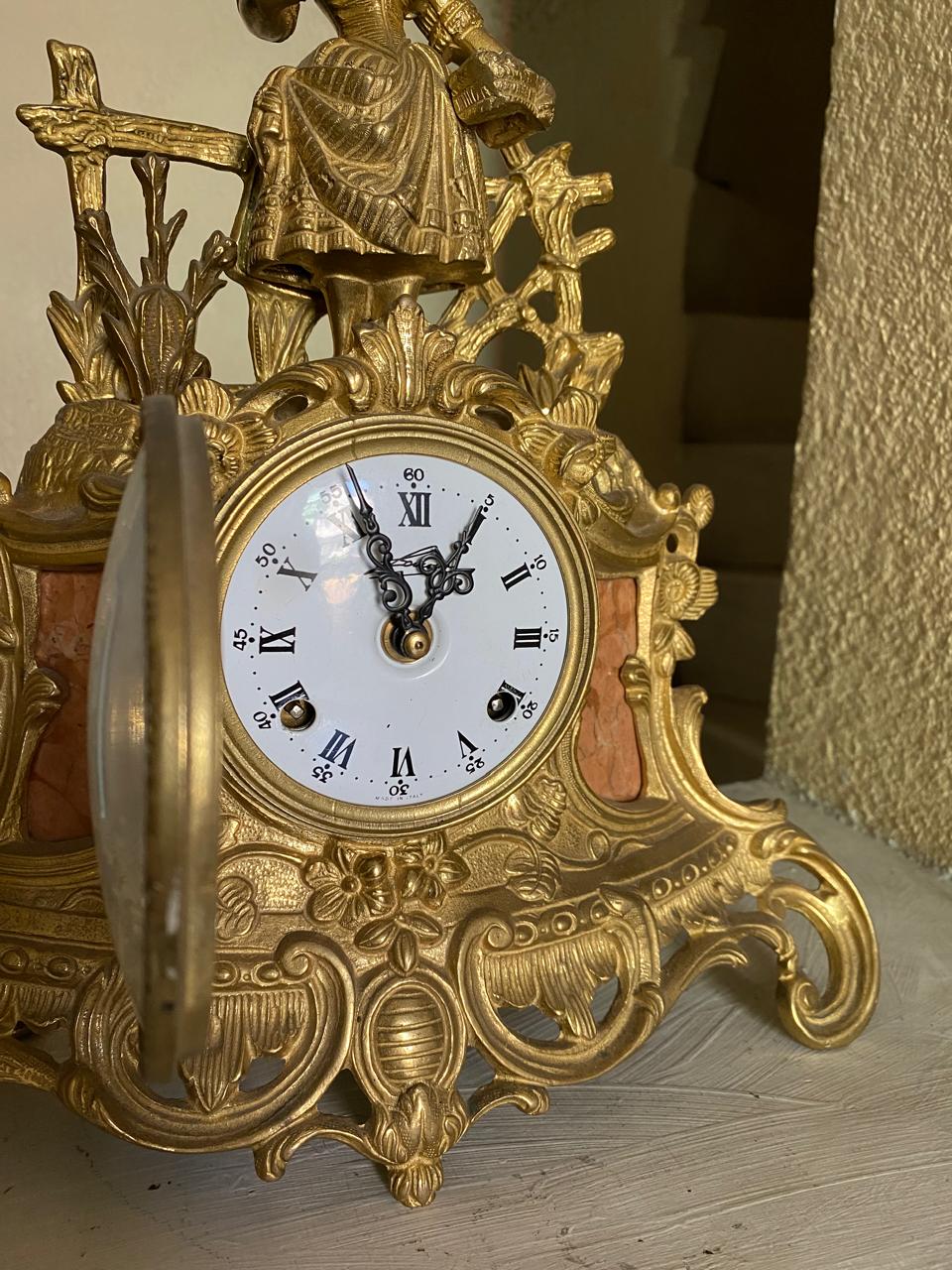 Antiguo Reloj Imperial de colección en dorado y mármol rosa, con figuras detalladas