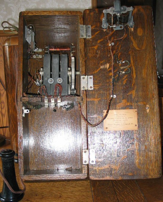 Teléfono antiguo de pared