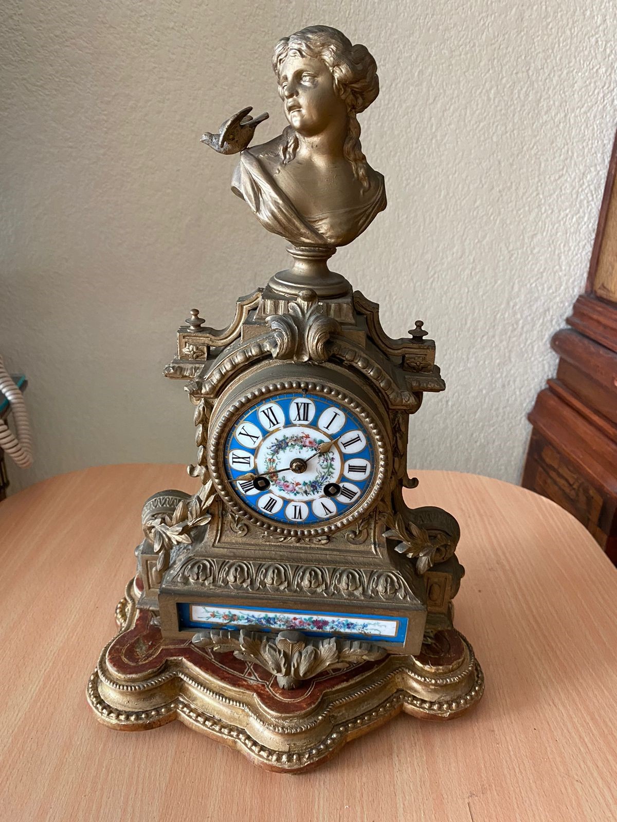 Antiguo Reloj Imperial de origen francés, caratula de porcelana, dos cuerdas