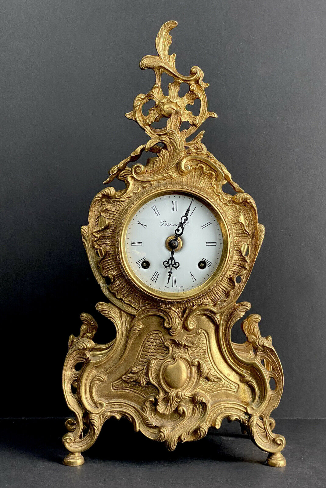 Antiguo Reloj Imperial con mecanismo y chasis metálico en estilo victoriano