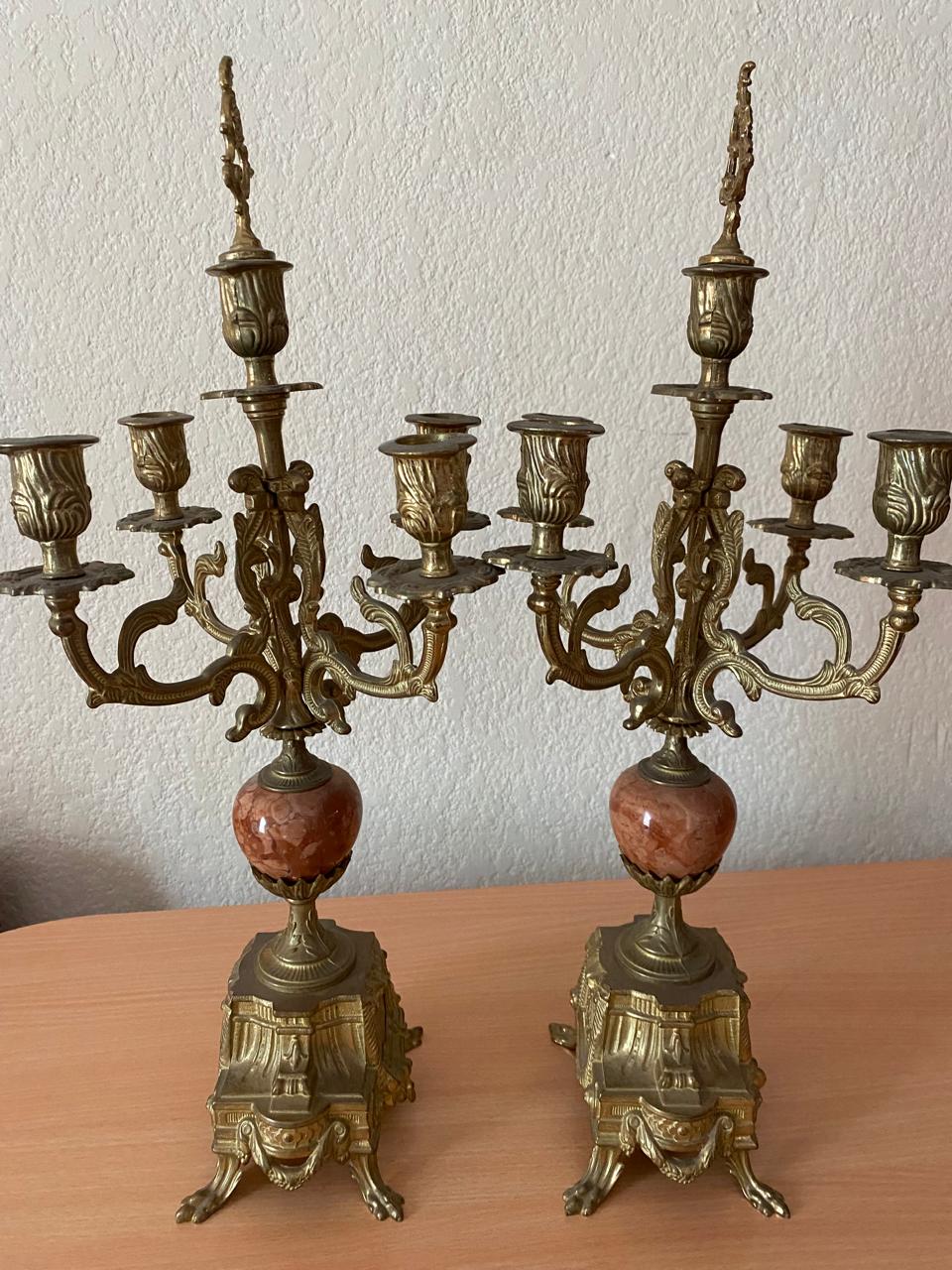 Candelabros antiguos de bronce 5 velas en metal dorado y mármol rosa