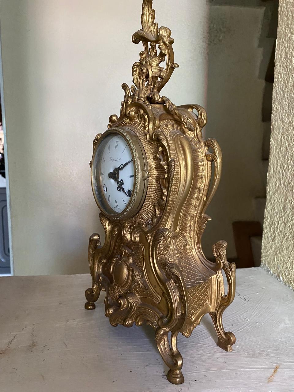 Antiguo Reloj Imperial con mecanismo y chasis metálico en estilo victoriano