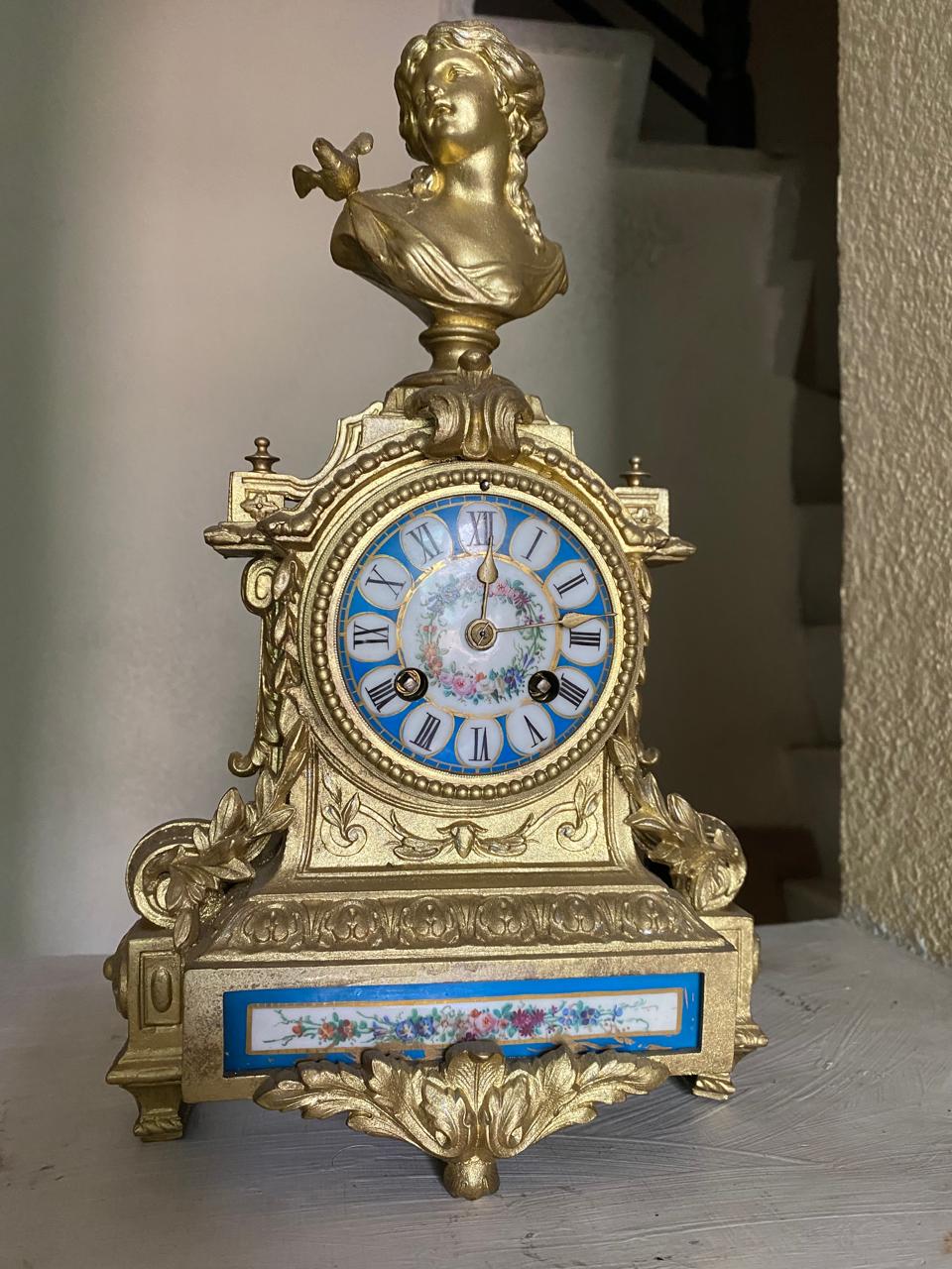 Antiguo Reloj Imperial de origen francés, caratula de porcelana, dos cuerdas