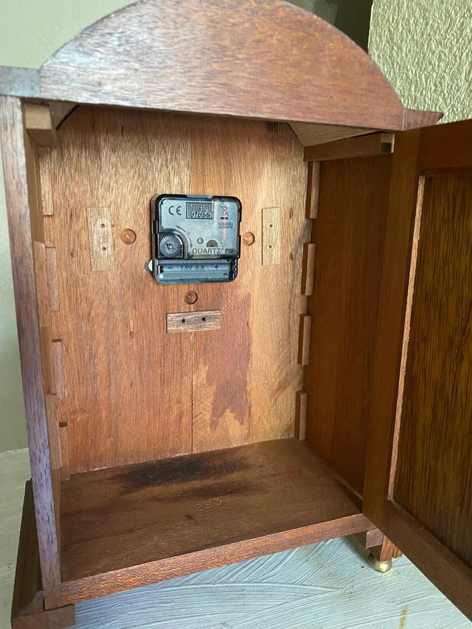 Reloj de madera clásico en madera y con mecanismo de cuarzo