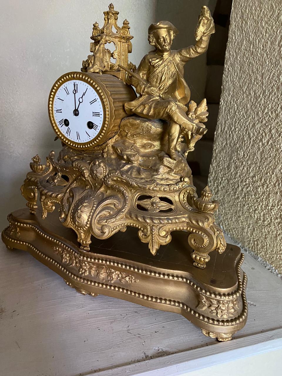 Antiguo Reloj Imperial frances con movimiento de pendulo, dos cuerdas
