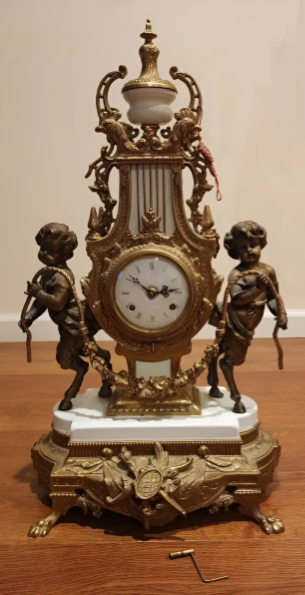 Antiguo Reloj Imperial con faunos en metal