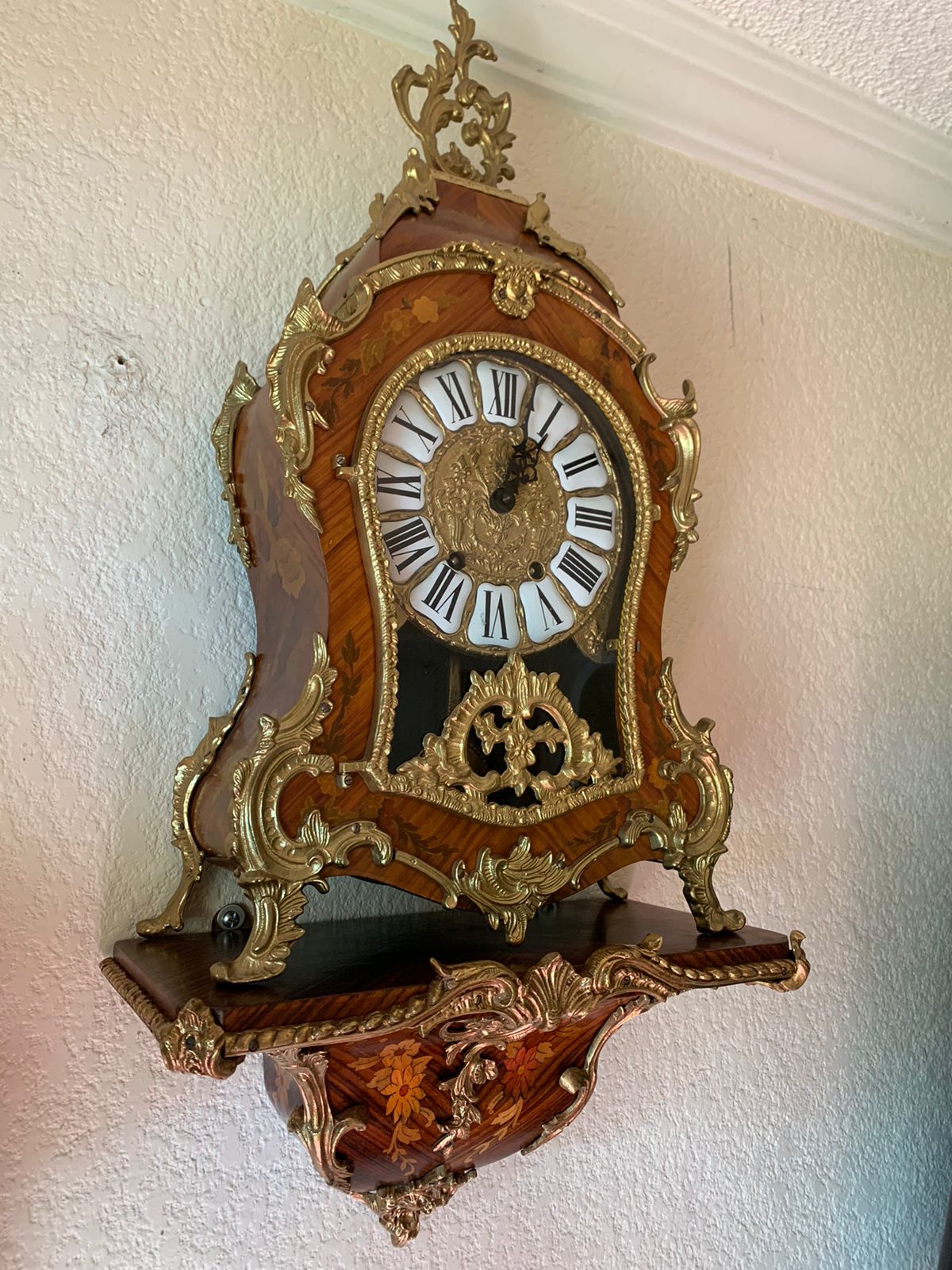 Antiguo Reloj Imperial alemán, mecánico fabricado en madera y repisa del mismo estilo en madera
