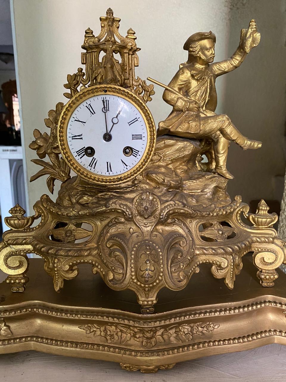 Antiguo Reloj Imperial frances con movimiento de pendulo, dos cuerdas