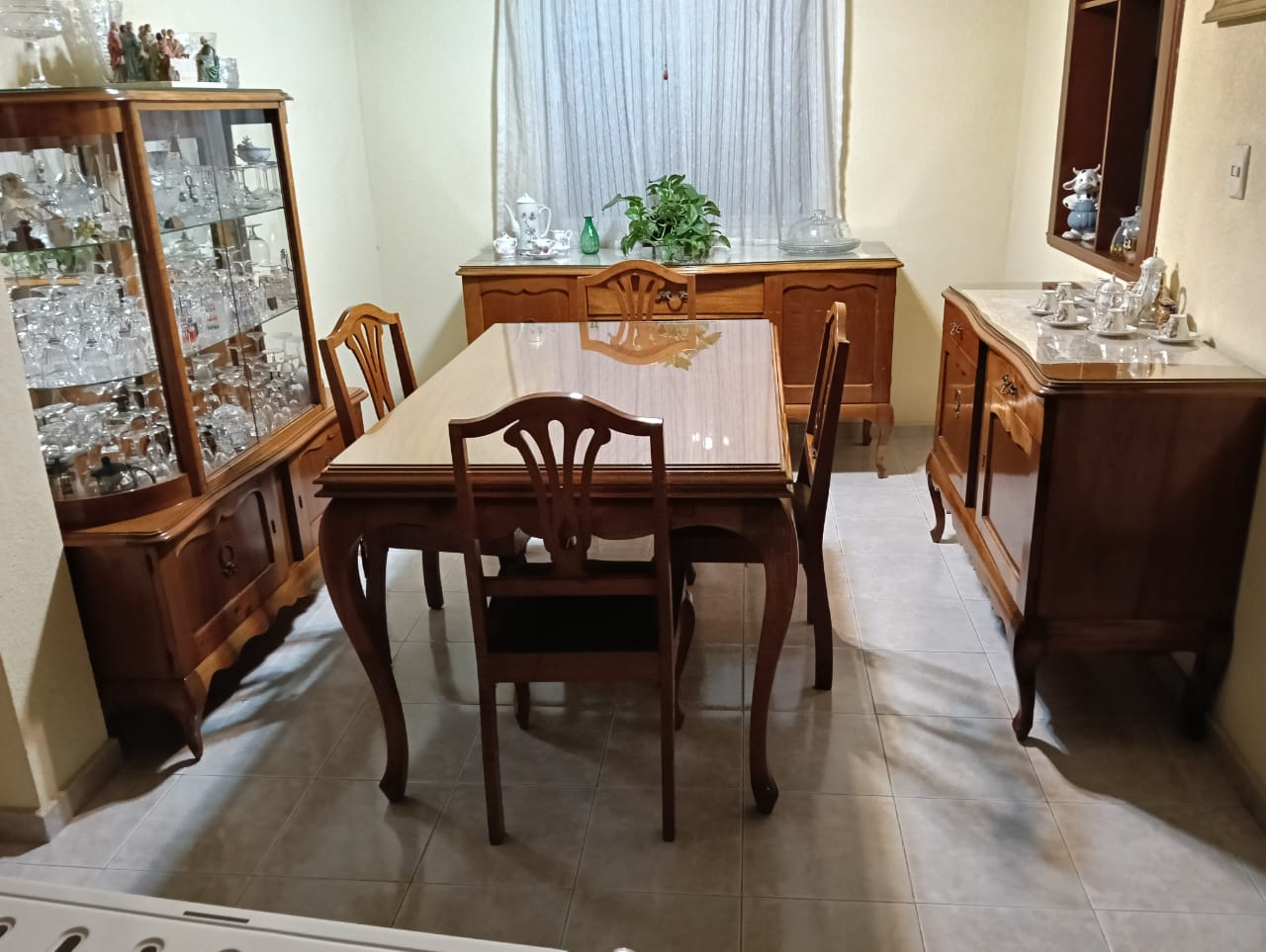 Comedor clásico de madera compuesto de 8 piezas