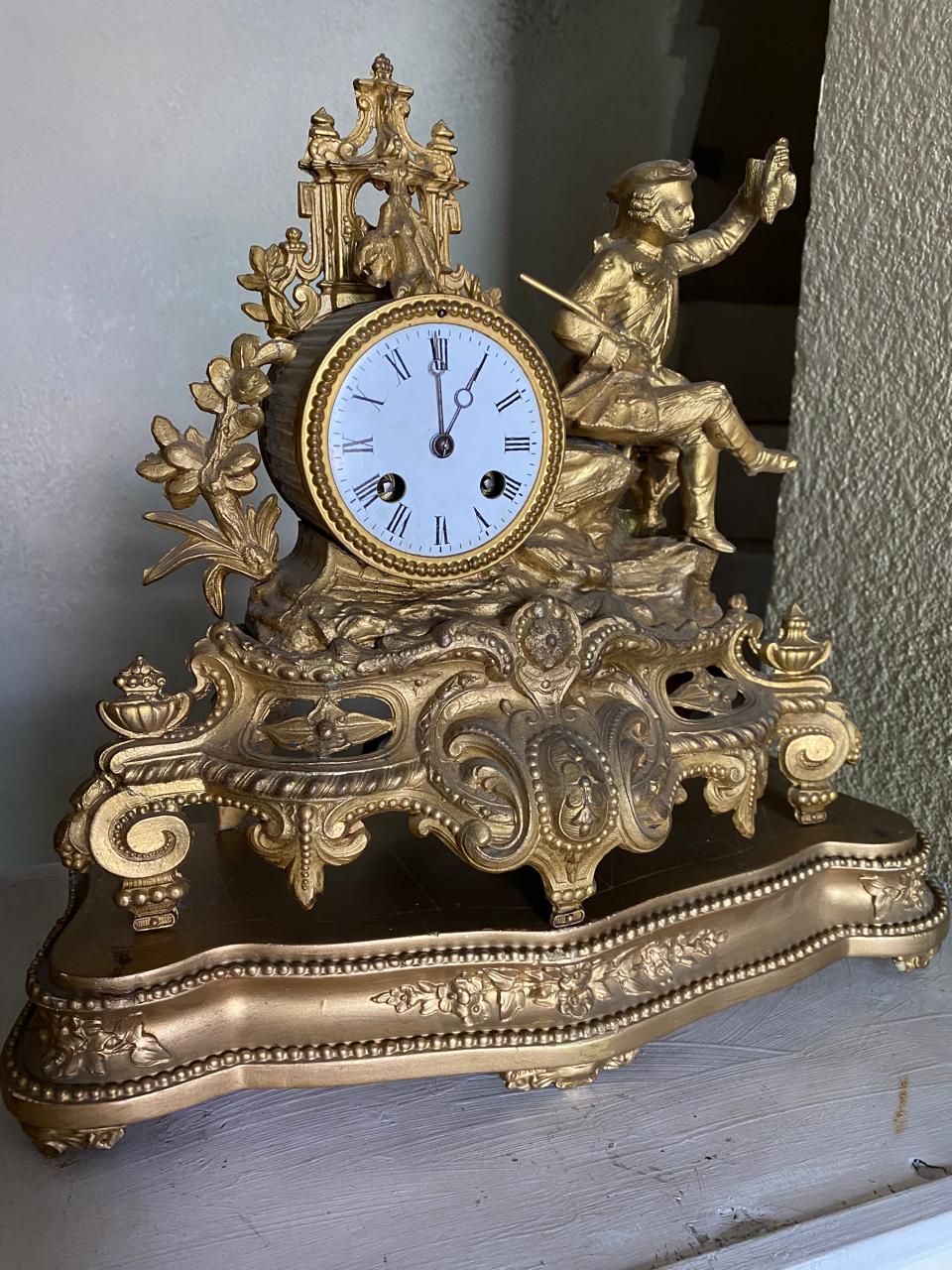 Antiguo Reloj Imperial frances con movimiento de pendulo, dos cuerdas