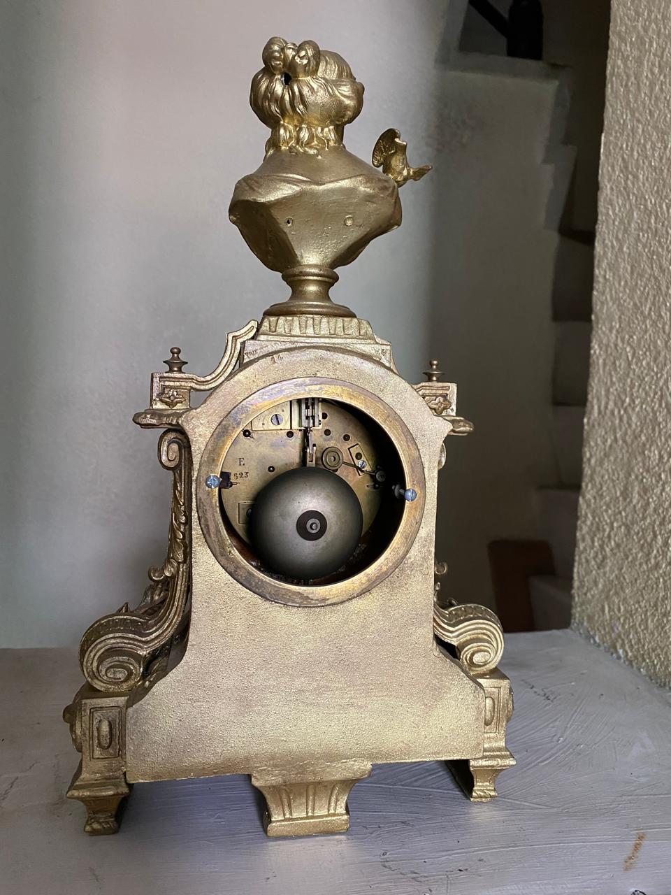 Antiguo Reloj Imperial de origen francés, caratula de porcelana, dos cuerdas