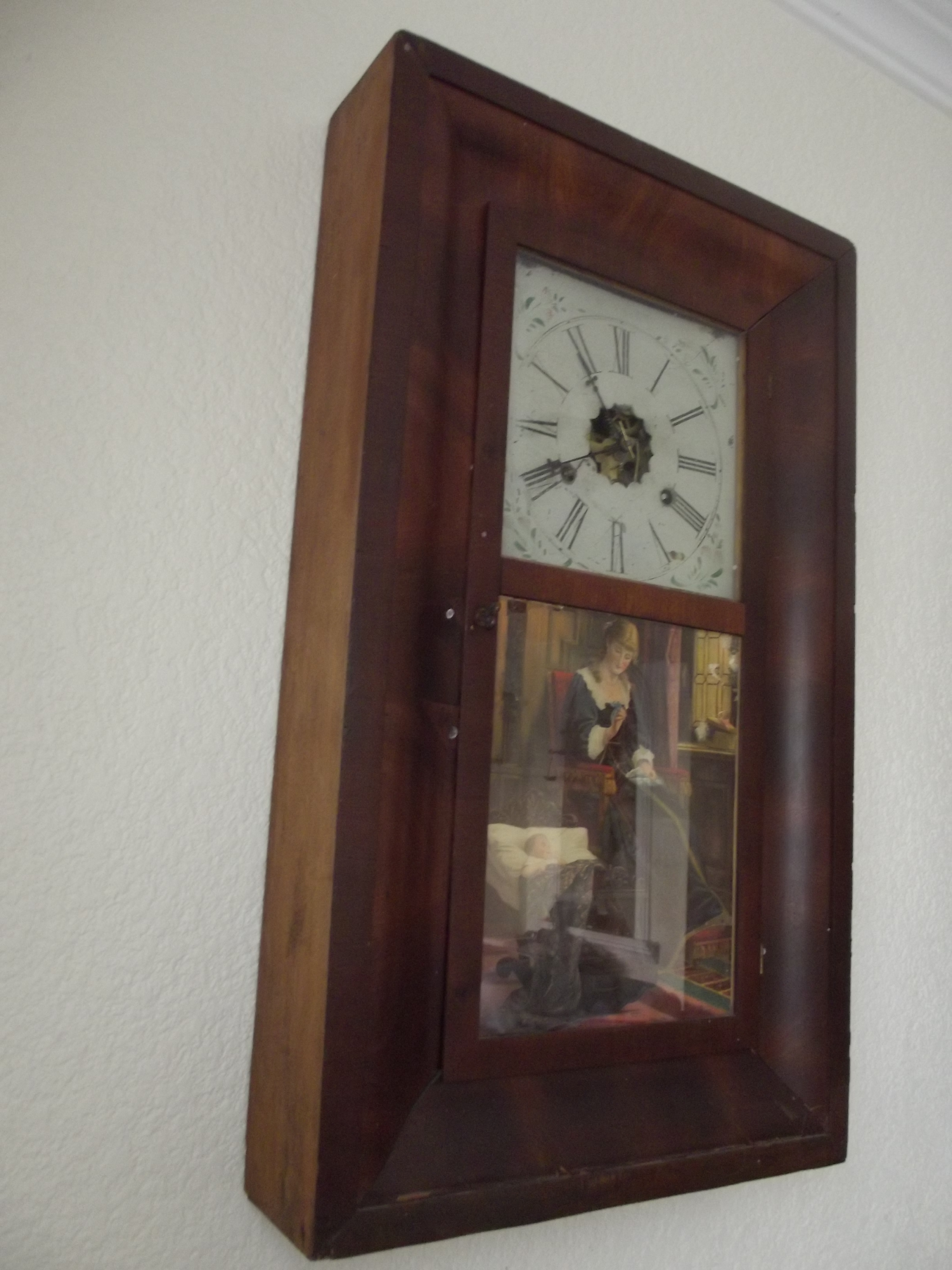Reloj de pared antiguo en madera con mecanismo de pesas, hecho en USA