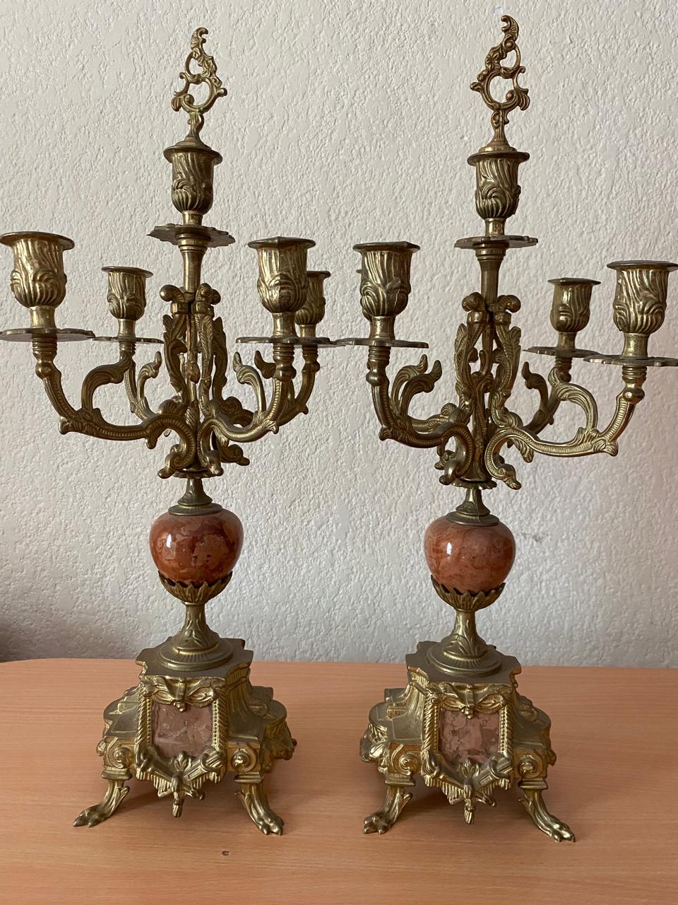 Candelabros antiguos de bronce 5 velas en metal dorado y mármol rosa