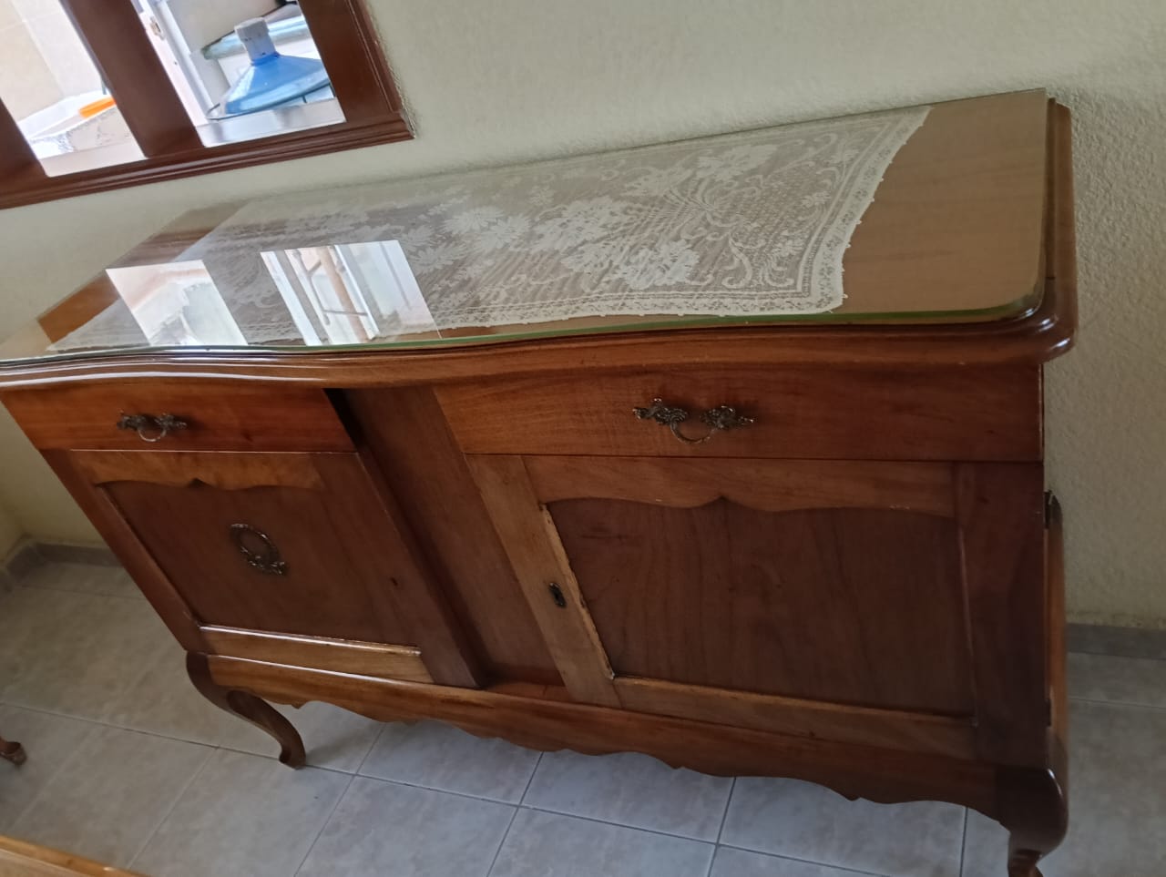 Comedor clásico de madera compuesto de 8 piezas