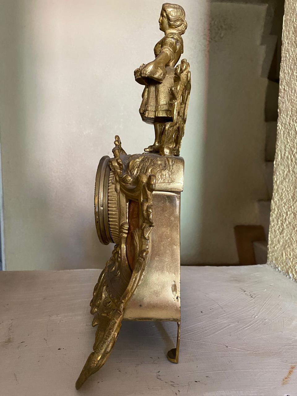 Antiguo Reloj Imperial de colección en dorado y mármol rosa, con figuras detalladas