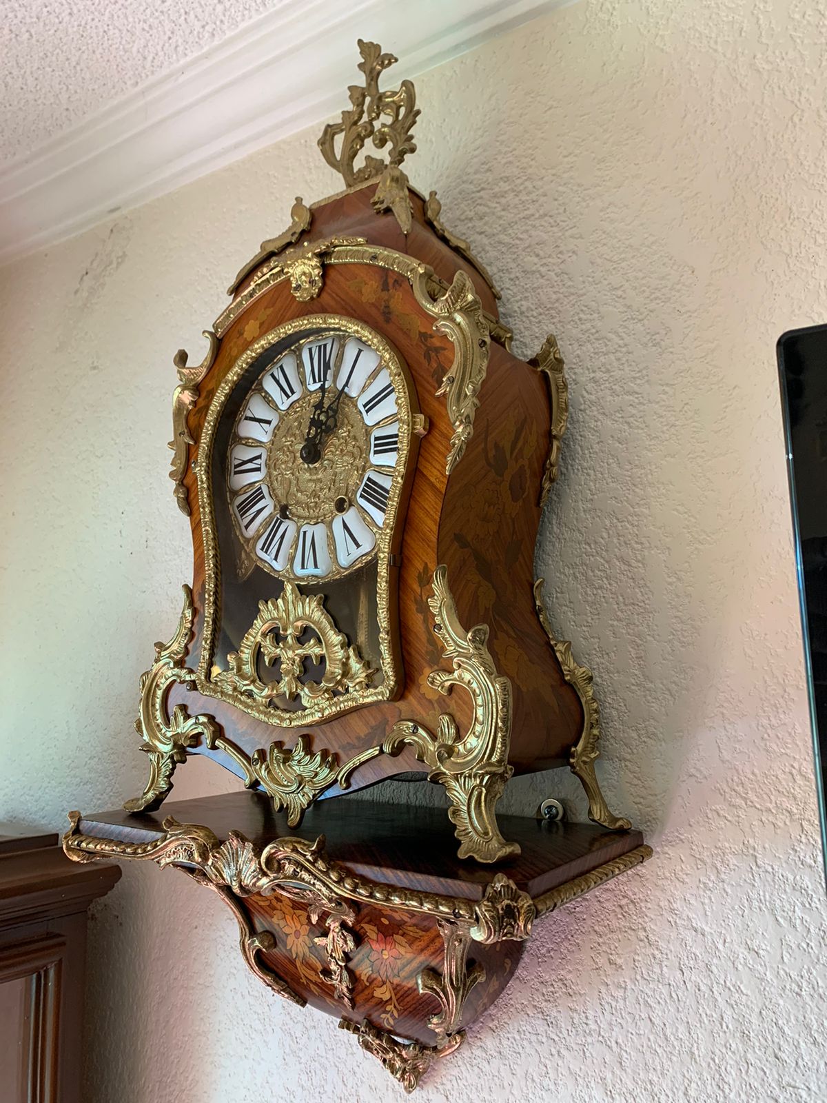 Antiguo Reloj Imperial alemán, mecánico fabricado en madera y repisa del mismo estilo en madera