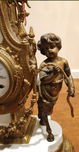 Antiguo Reloj Imperial con faunos en metal