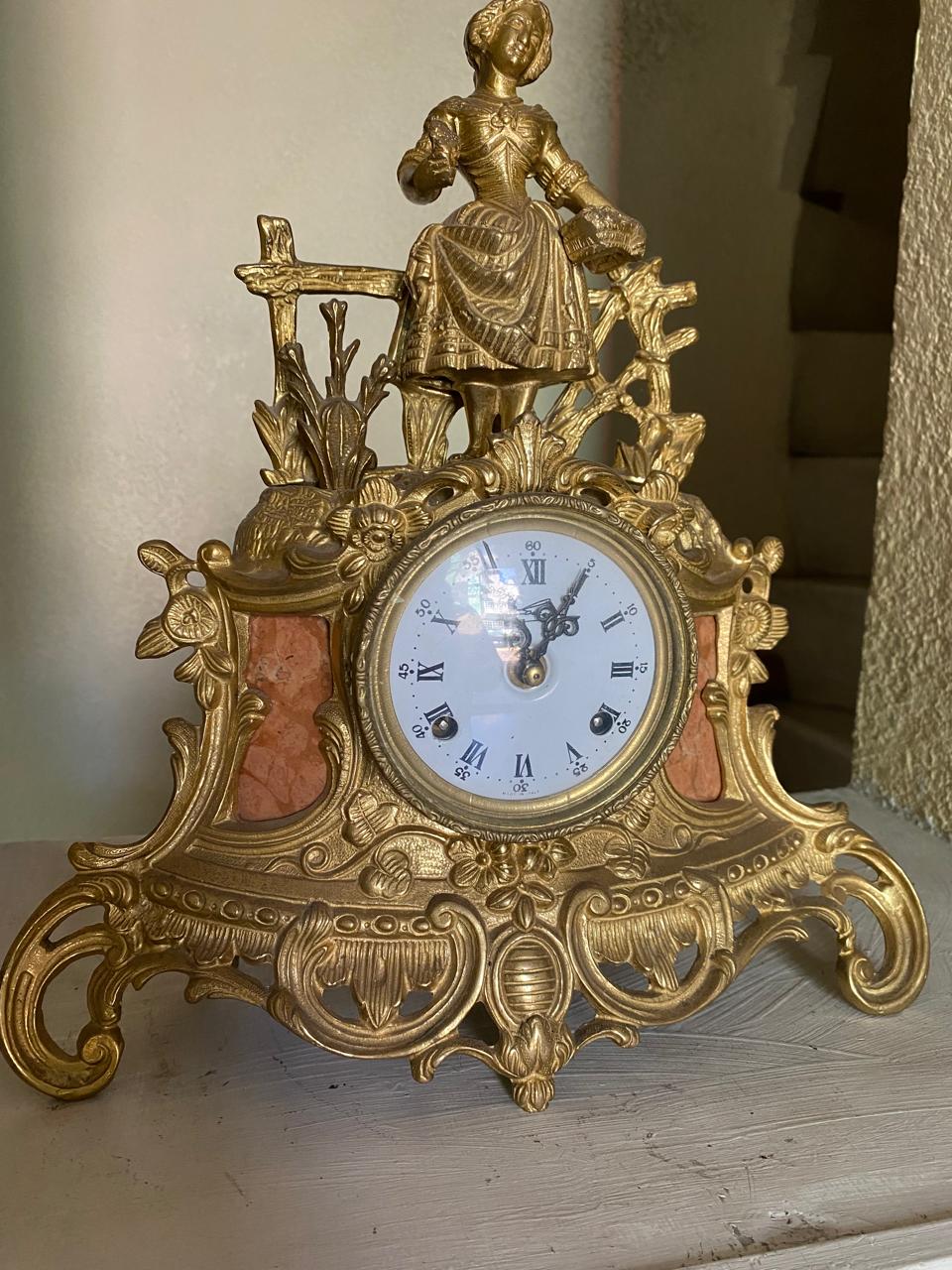 Antiguo Reloj Imperial de colección en dorado y mármol rosa, con figuras detalladas