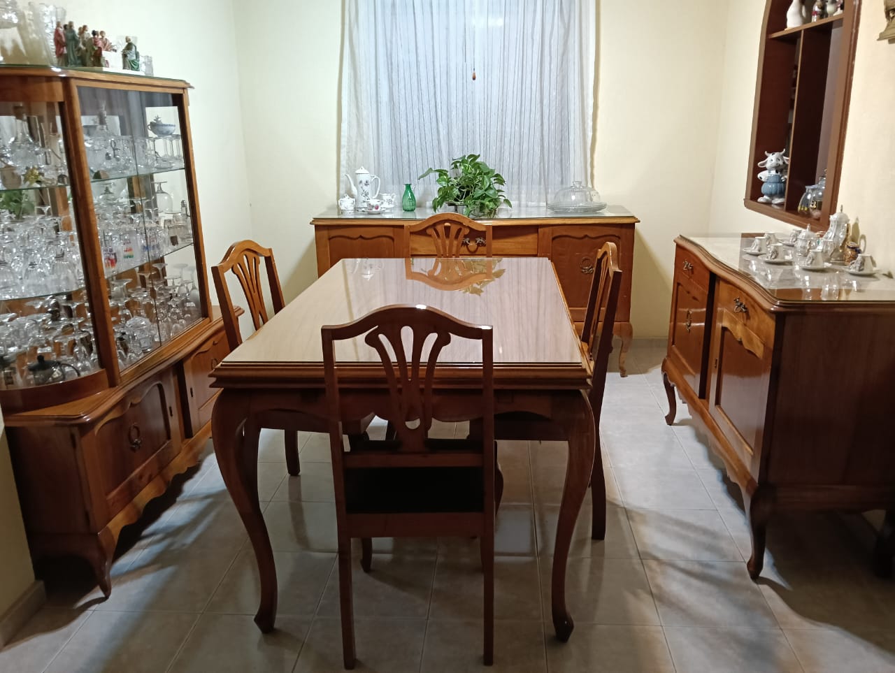 Comedor clásico de madera compuesto de 8 piezas