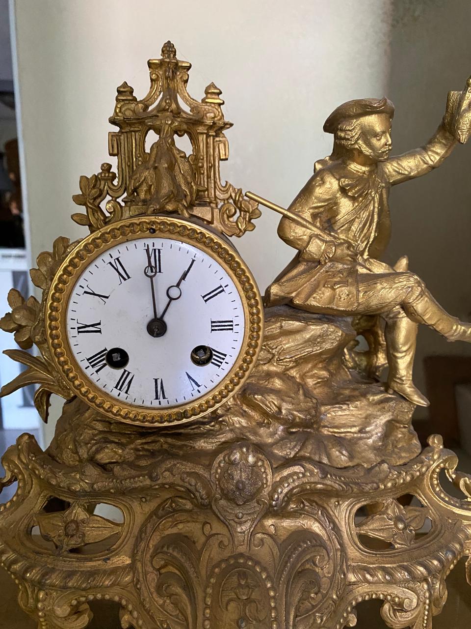Antiguo Reloj Imperial frances con movimiento de pendulo, dos cuerdas