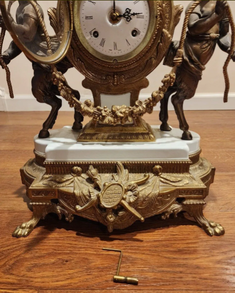 Antiguo Reloj Imperial con faunos en metal