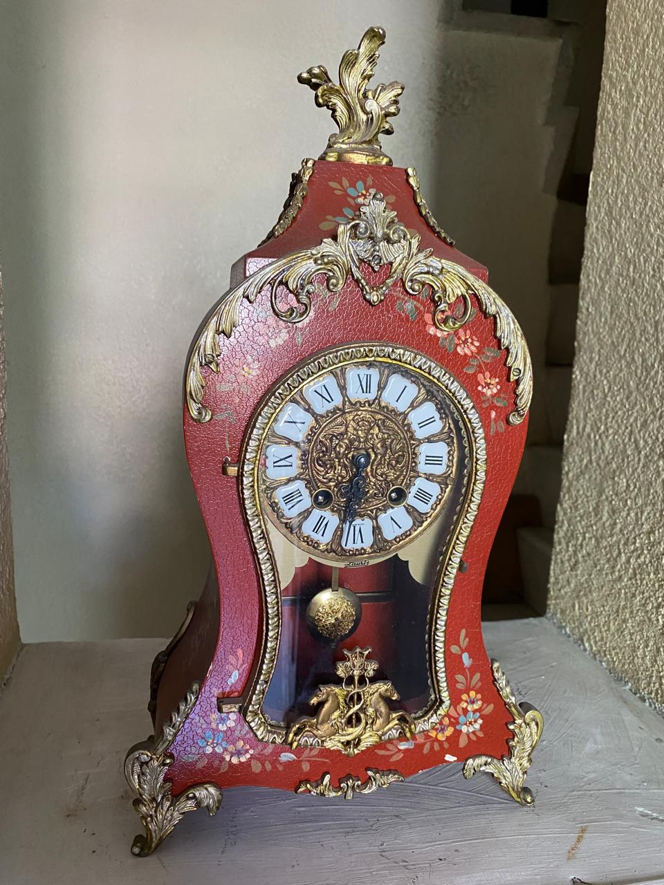 Antiguo Reloj Imperial con mecanismo de pendulo, cuerda de 8 dias, madera pintado a mano.