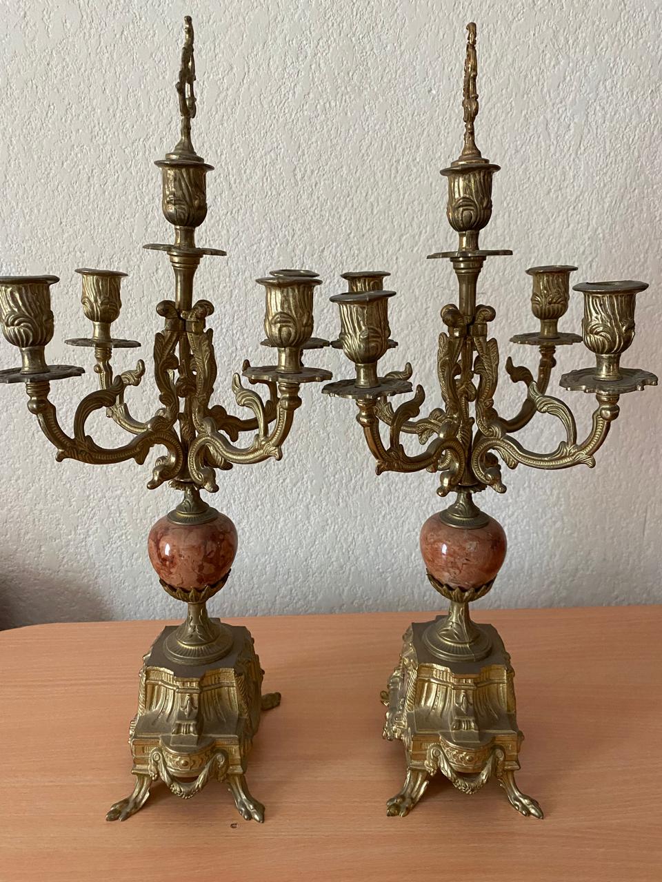 Candelabros antiguos de bronce 5 velas en metal dorado y mármol rosa