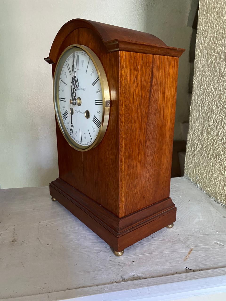 Reloj de madera clásico en madera y con mecanismo de cuarzo