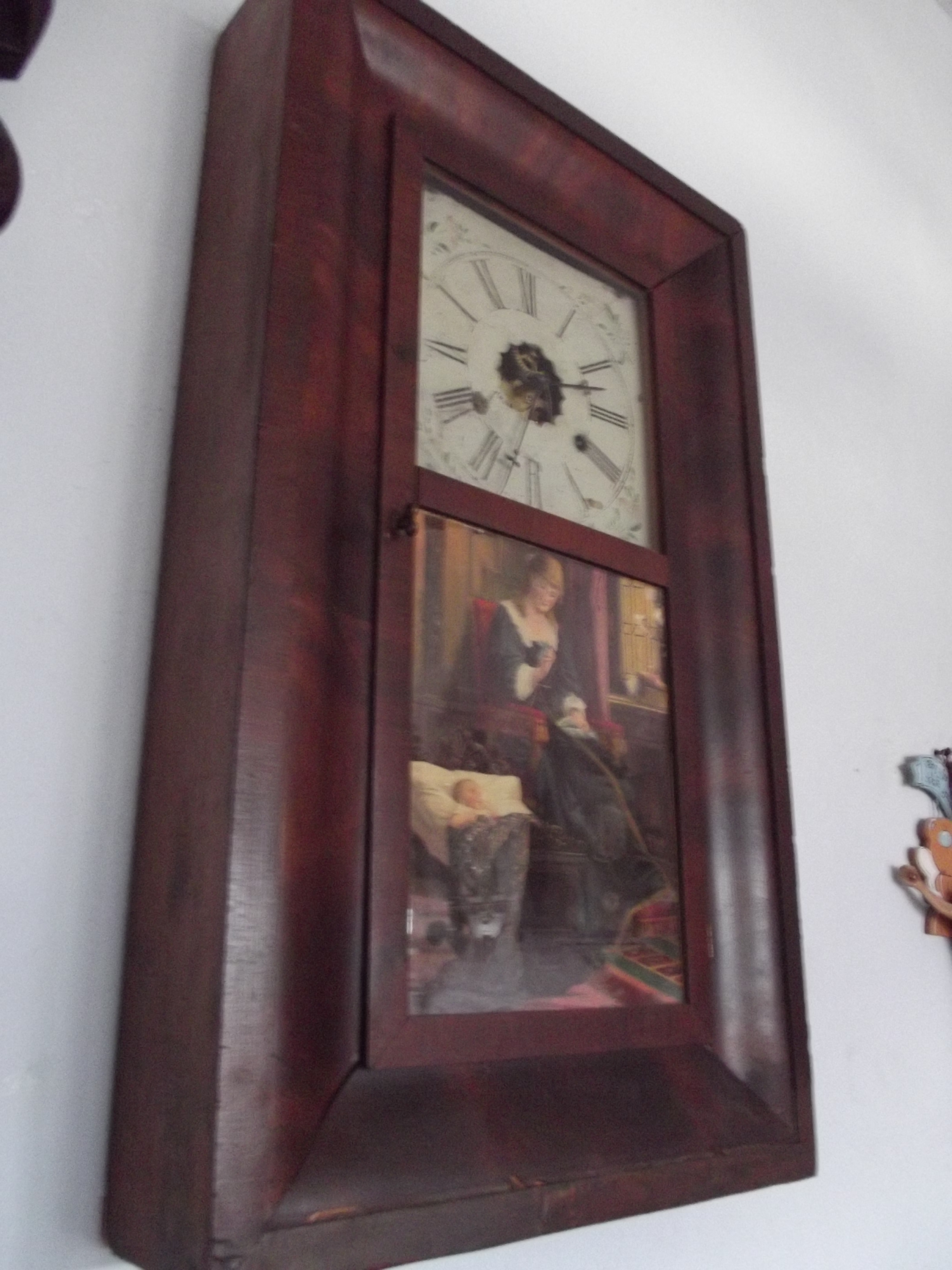 Reloj de pared antiguo en madera con mecanismo de pesas, hecho en USA