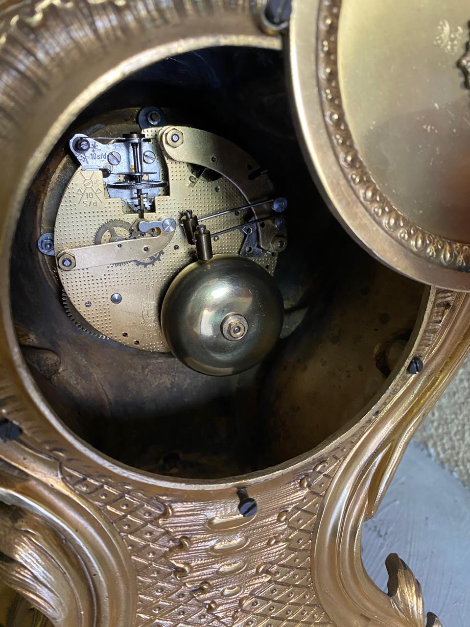 Antiguo Reloj Imperial de mesa, en metal solido con mecanismo de 8 dias marca Hermle