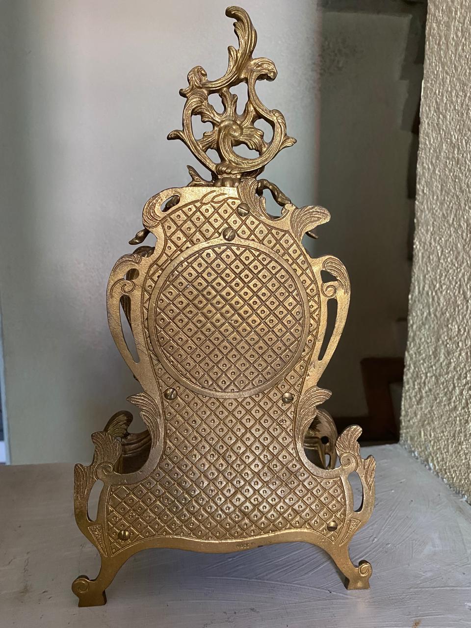 Antiguo Reloj Imperial con mecanismo y chasis metálico en estilo victoriano
