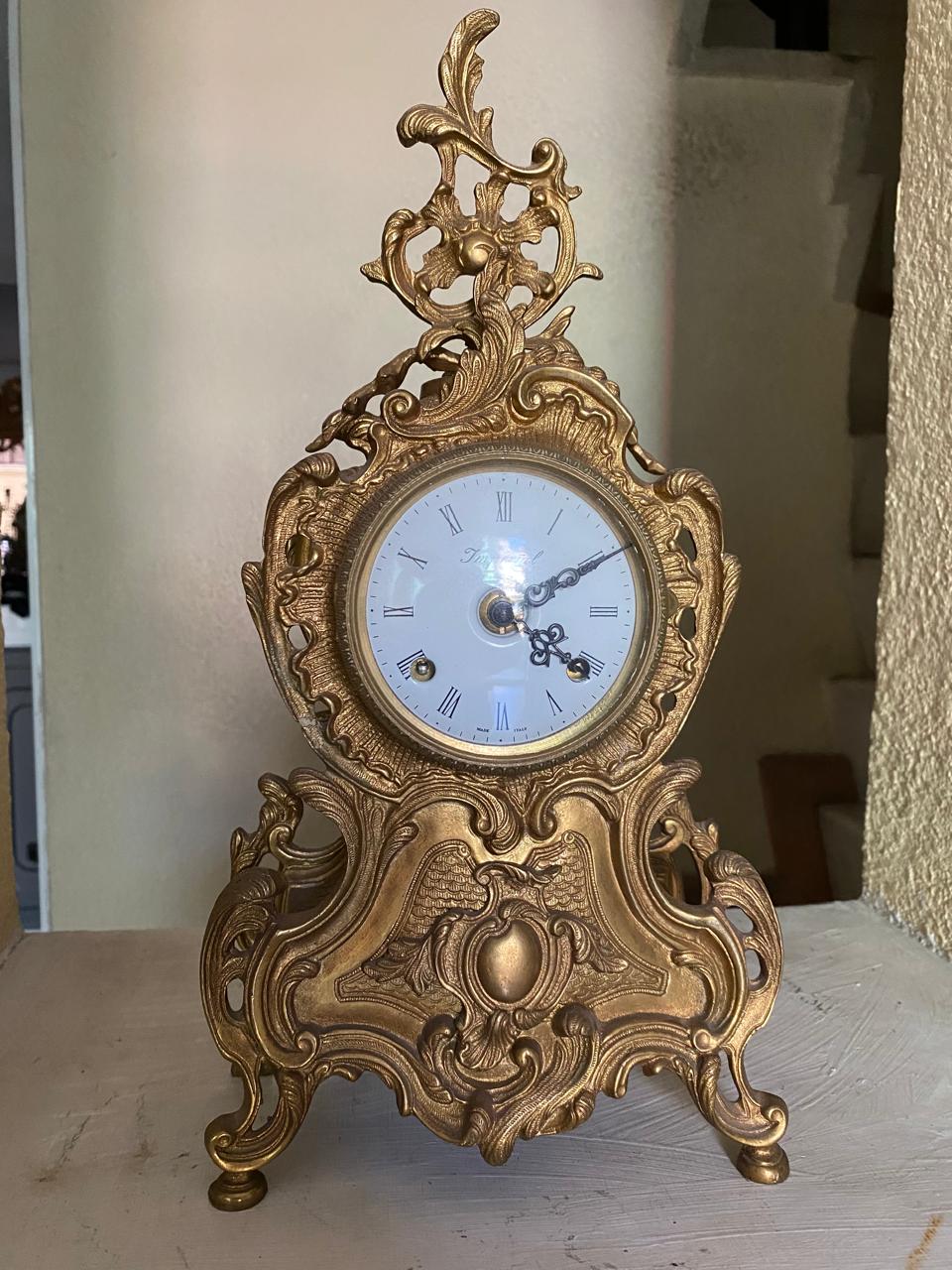 Antiguo Reloj Imperial con mecanismo y chasis metálico en estilo victoriano