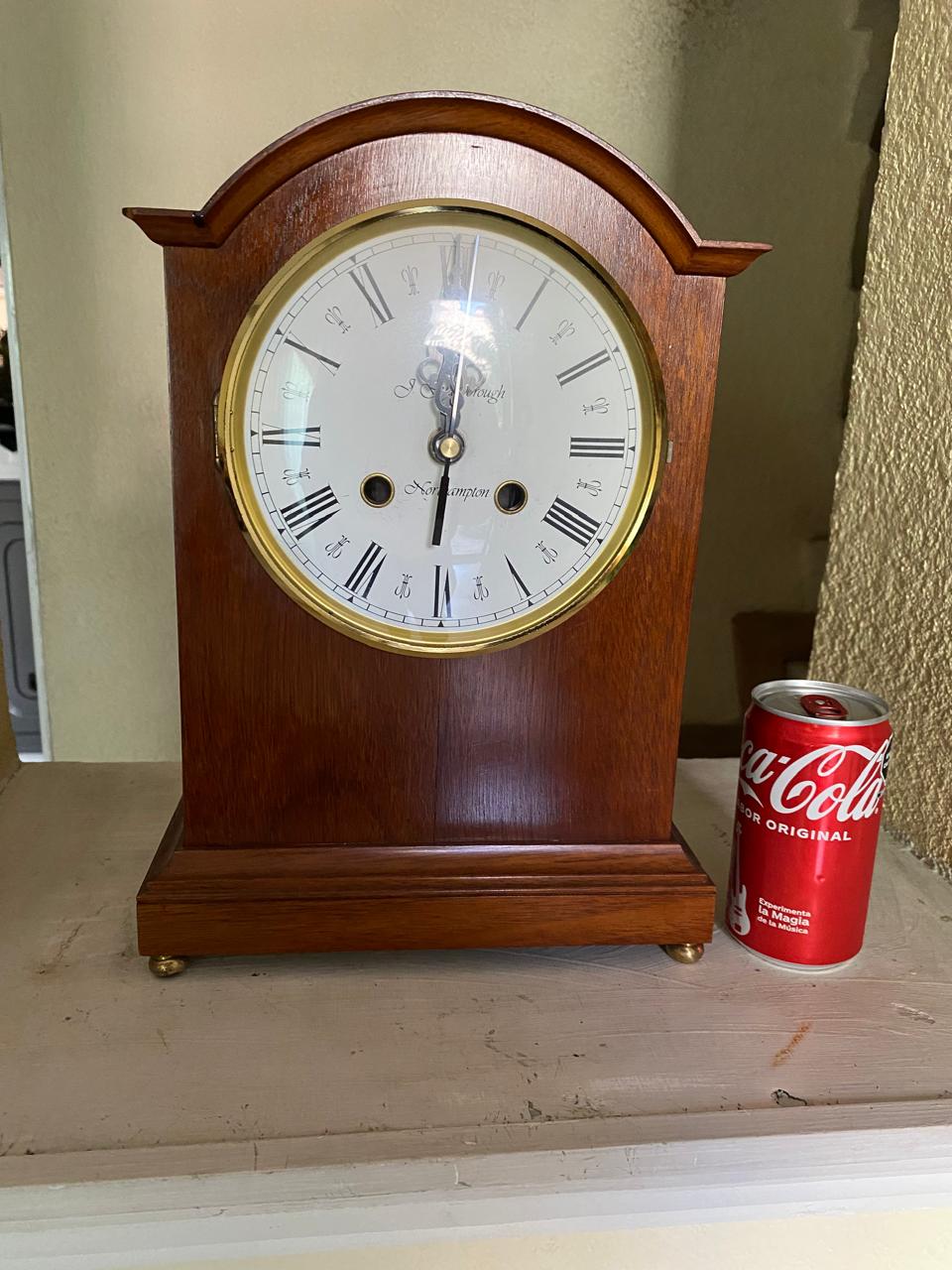 Reloj de madera clásico en madera y con mecanismo de cuarzo