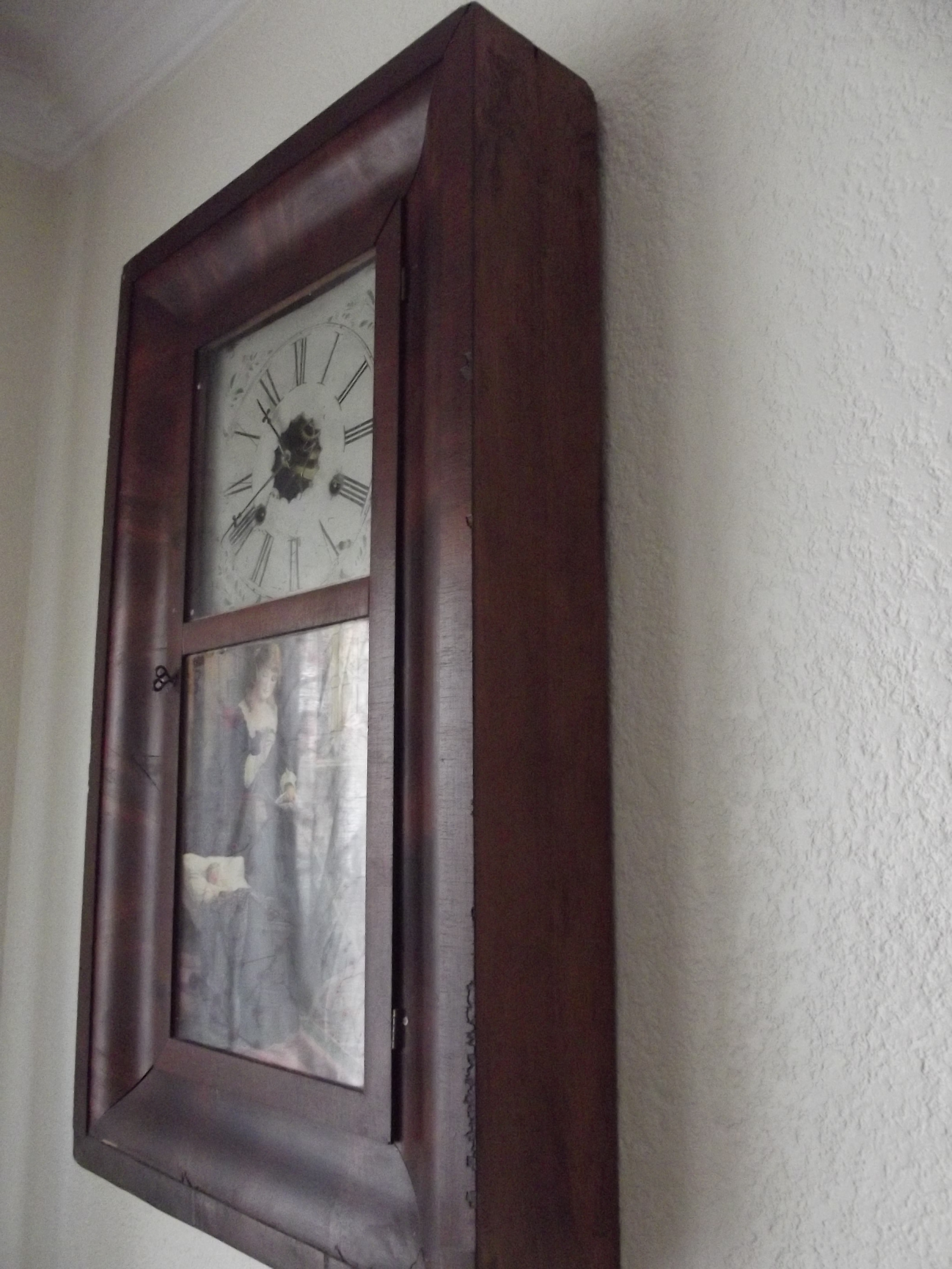 Reloj de pared antiguo en madera con mecanismo de pesas, hecho en USA