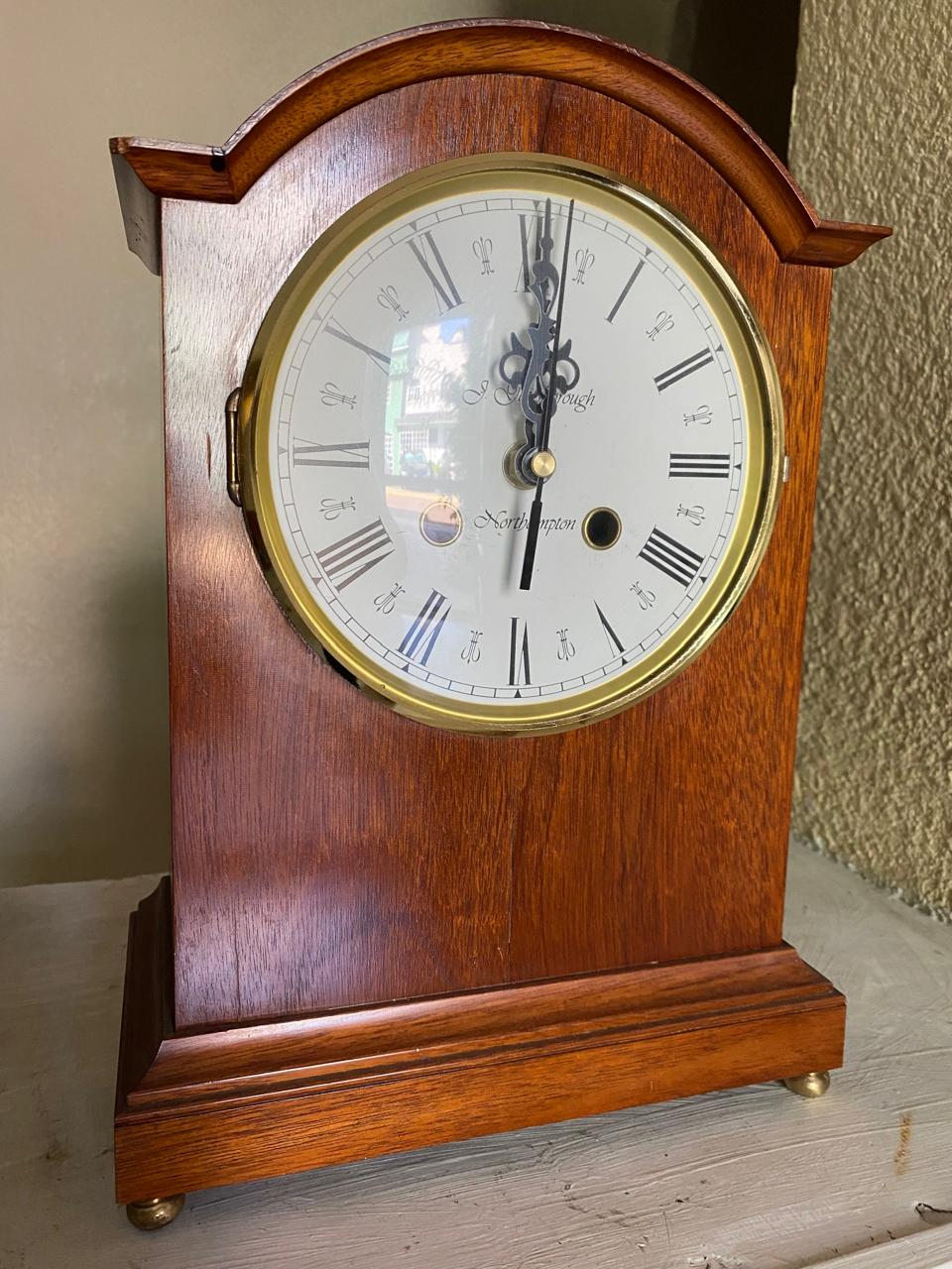 Reloj de madera clásico en madera y con mecanismo de cuarzo