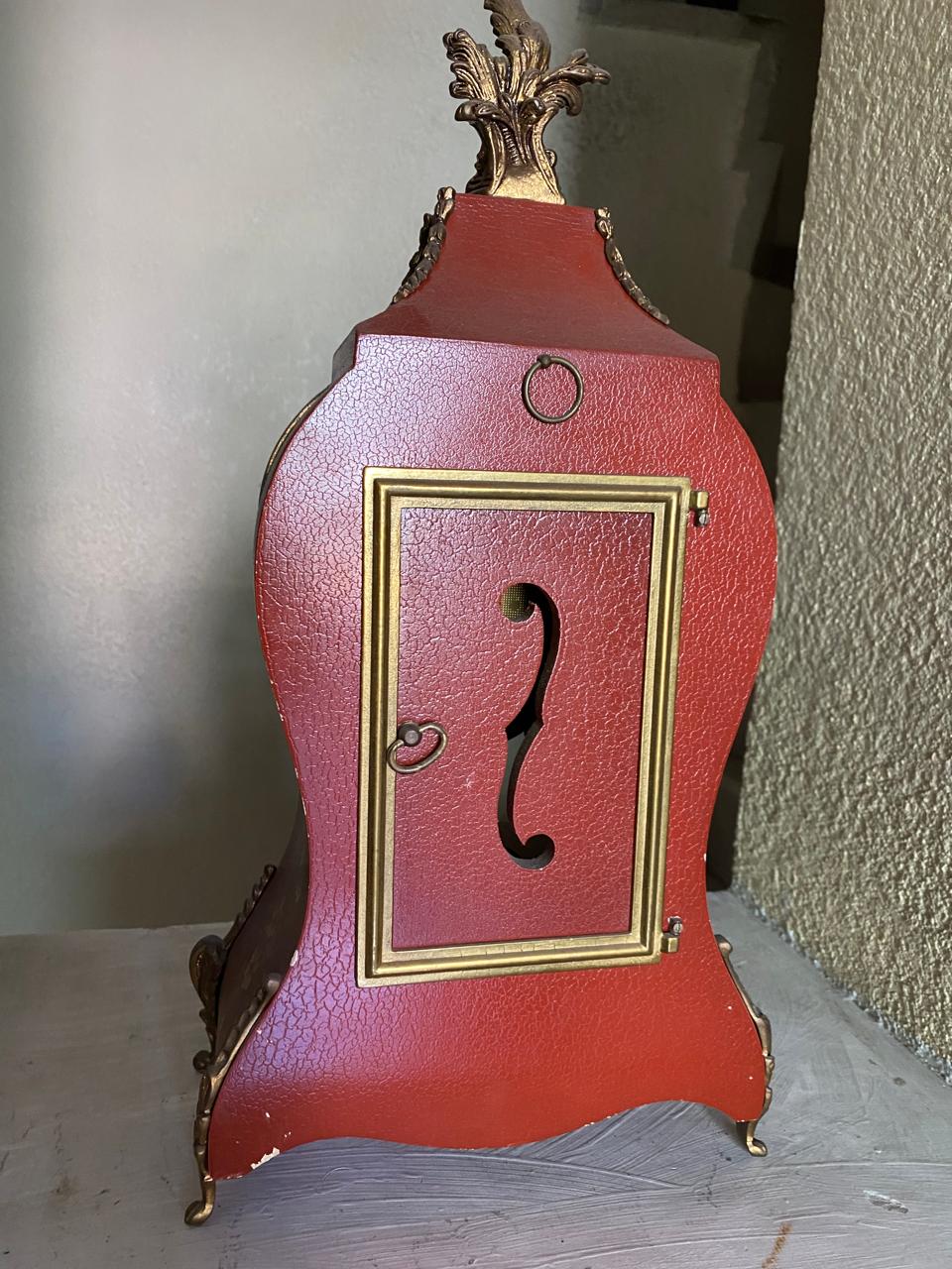 Antiguo Reloj Imperial con mecanismo de pendulo, cuerda de 8 dias, madera pintado a mano.