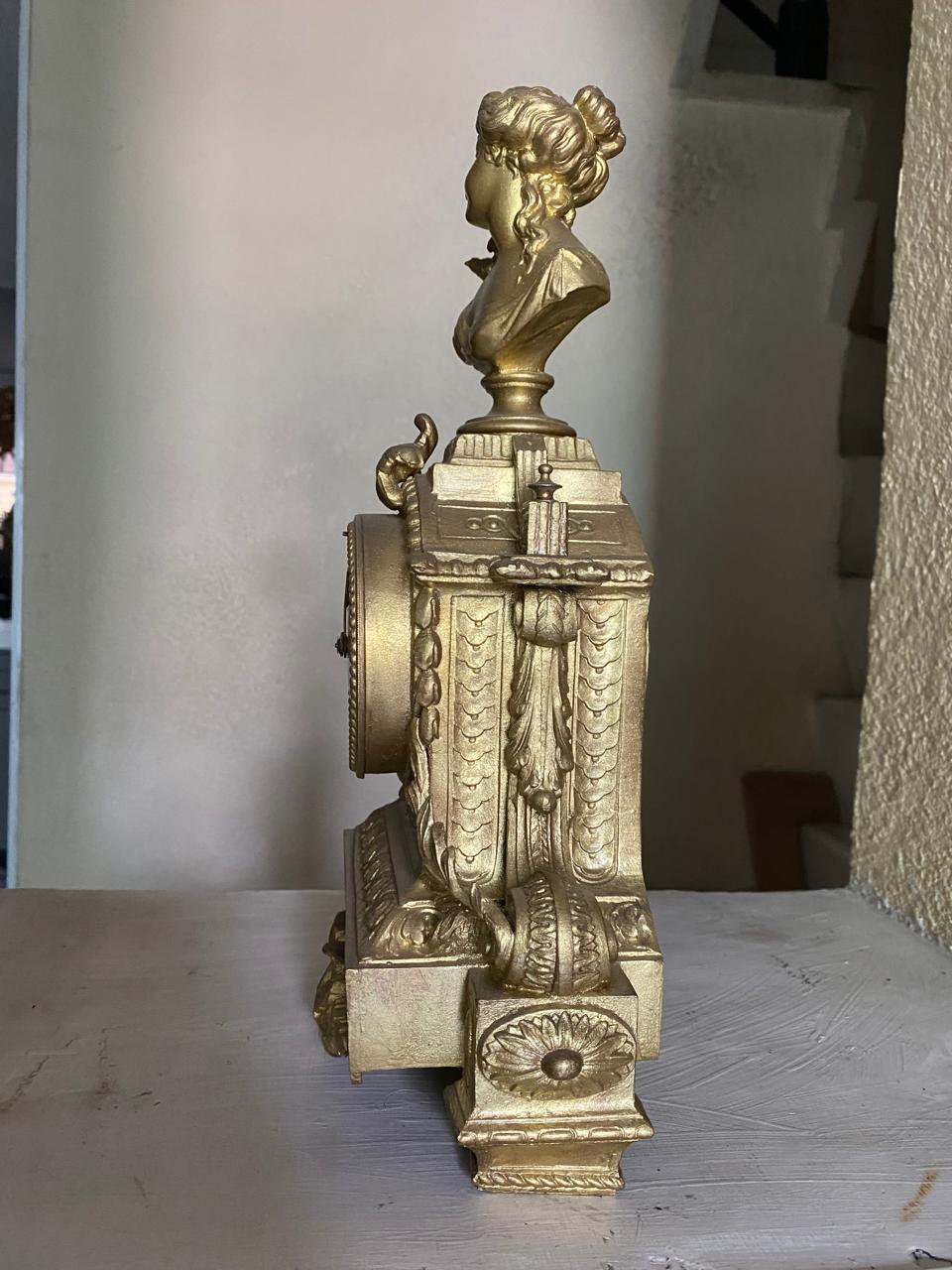 Antiguo Reloj Imperial de origen francés, caratula de porcelana, dos cuerdas